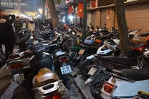 Người Hà Nội “bị chém” 100 nghìn/xe máy xem pháo hoa 