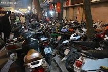 Người Hà Nội “bị chém” 100 nghìn/xe máy xem pháo hoa 