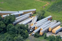 Đoàn tàu chở Ford F-150 và Transit gặp tai nạn chệch đường ray