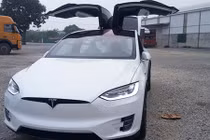 "Đập thùng" Tesla Model X P100D tiền tỷ màu trắng ở Hà Nội