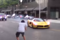 Sốc với "ngựa chồm" LaFerrari drift điên cuồng giữa phố