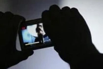 Nguyên Chánh VP Huyện nhắn "em có nhớ anh" cho vợ bảo vệ: Kiểm điểm sâu!