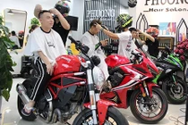 Tiệm cắt tóc đặc biệt của dân chơi môtô ở Quảng Ninh