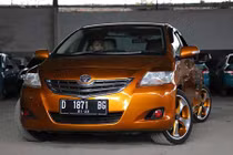 Xe sedan Toyota Vios 2 đầu độc nhất thế giới tại Indonesia