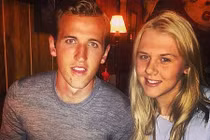 Vợ Harry Kane: Không phải mỹ nhân nóng bỏng, quen chồng từ nhỏ