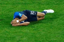 Mbappe tái diễn màn ăn vạ trong chiến thắng của Pháp