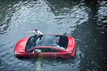 Những lưu ý về bảo hiểm xe ôtô ngập nước bạn cần ghi nhớ