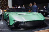 Aston Martin Vulcan sẽ làm đau đầu các hãng siêu xe