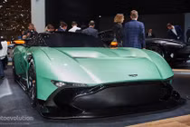 Aston Martin Vulcan sẽ làm đau đầu các hãng siêu xe