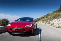 Sedan chạy điện Tesla lên đời cực mạnh, chấp siêu xe “một mắt“