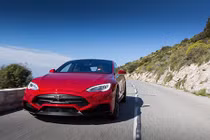 Sedan chạy điện Tesla lên đời cực mạnh, chấp siêu xe “một mắt“