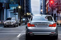 Xe ôtô số tự động, dừng đèn đỏ nên về P hay về N?