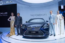 “Soi” dàn xe sang hybird tiền tỷ của Lexus tại VN