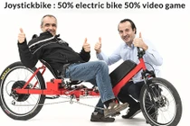 Dùng cần chơi game điều khiển xe đạp điện 