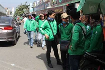 Dịch vụ thay pin iPhone 150.000 đồng ăn theo scandal Apple ở VN