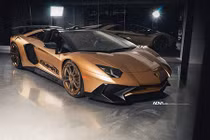 Lamborghini Aventador SV mui trần độ "khoác áo" vàng cực độc 