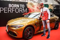 Ngắm siêu xe Alfa Romeo Giulia mạ vàng Ochre siêu chất 