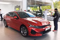 Kia K5 giảm 25 triệu tại đại lý, kỳ vọng "vượt mặt" Toyota Camry