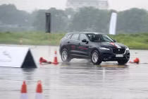 Đội mưa cầm lái xế sang Jaguar tiền tỷ tại Hà Nội 