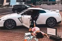 Trào lưu "ngã sấp mặt" bên siêu xe của hội con nhà giàu