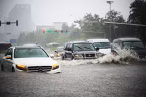 Kiến thức cơ bản khi lái ôtô mùa mưa bão ở Việt Nam