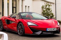 Cận cảnh siêu xe McLaren 570S Spider đỏ rực cho ngày Valentine