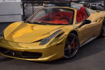 Kỳ lạ showroom Lamborghini bán cả siêu xe Ferrari mạ vàng