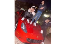 Đứng lên siêu xe Ferrari để tự sướng và cái kết... 6000 USD