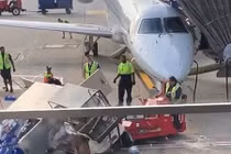 Xe điện suýt đâm thủng máy bay hàng chục triệu USD