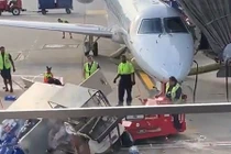 Xe điện suýt đâm thủng máy bay hàng chục triệu USD