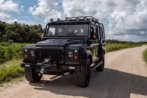 SUV Land Rover Defender "chất phát ngất" nhờ dân chơi Mỹ