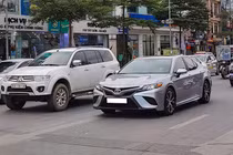 Toyota Camry SE 2021 nhập Mỹ đầu tiên lăn bánh tại Việt Nam