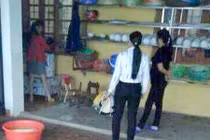 Cô hiệu trưởng dốc đầu bé 5 tuổi vào máy vặt lông gà?