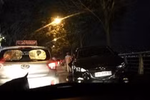 Ôtô Mazda đâm hàng loạt các phương tiện, 1 học sinh nhập viện