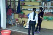 Cô hiệu trưởng dốc đầu bé 5 tuổi vào máy vặt lông gà?