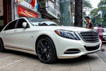 Xe siêu sang Mercedes Maybach S600 trắng mờ độ mâm ở Sài Gòn