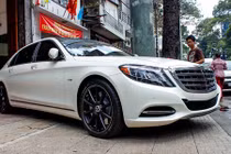 Xe siêu sang Mercedes Maybach S600 trắng mờ độ mâm ở Sài Gòn