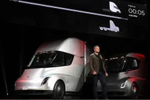 Xe đầu kéo chạy điện Tesla Semi Truck giá 3,4 tỷ đồng