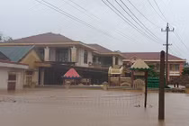 Mưa lũ miền Trung: 5 người chết, hơn 15.000 nhà bị ngập