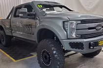 Siêu bán tải Ford F-550 Super Duty 6×6 chào bán 3,36 tỷ đồng