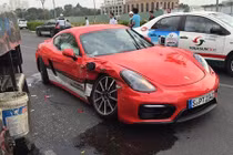 Lái thử, khách Việt đâm nát Porsche Cayman GTS 4,76 tỷ 