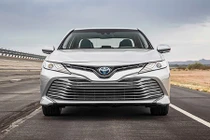 Toyota “nhá hàng” Camry 2018 sắp về Việt Nam?
