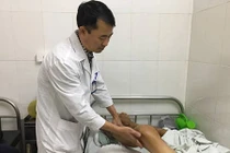 Chân tay biến dạng, mất hết chức năng vì căn bệnh tưởng của nhà giàu