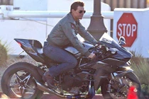 Tom Cruise "cưỡi" siêu môtô Kawasaki Ninja H2 hơn 700 triệu