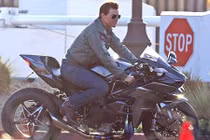 Tom Cruise "cưỡi" siêu môtô Kawasaki Ninja H2 hơn 700 triệu
