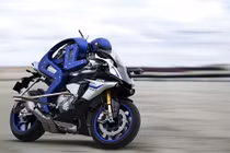 Xem robot lái siêu môtô Yamaha R1 đạt tốc độ 200km/h