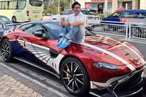 Minh Nhựa "xách" Aston Martin V8 Vantage gần 15 tỷ bát phố