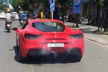 Siêu xe Ferrari 16 tỷ của Tuấn Hưng "quạt chả" tại Hà Nội 