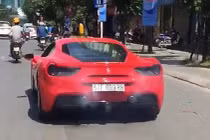 Siêu xe Ferrari 16 tỷ của Tuấn Hưng "quạt chả" tại Hà Nội 