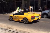 "Siêu bò" Lamborghini tiền tỷ nhốt kho thả rông trên phố núi